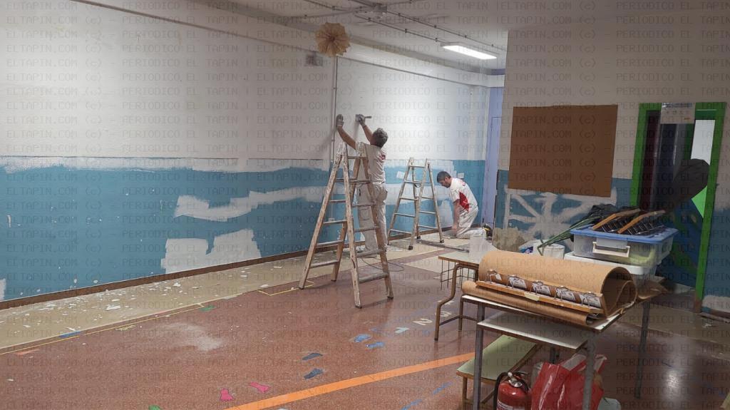 El Tapin - Siero realiza labores de pintura en el colegio La Ería