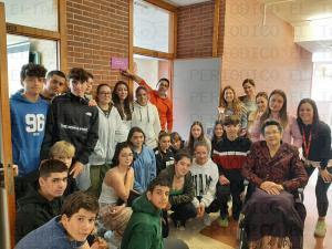 El Tapin - Los alumnos del IES Río Nora rindieron homenaje a “Les Güeles de la Guerra” y a "Les Muyeres Sidro de Valdesoto"