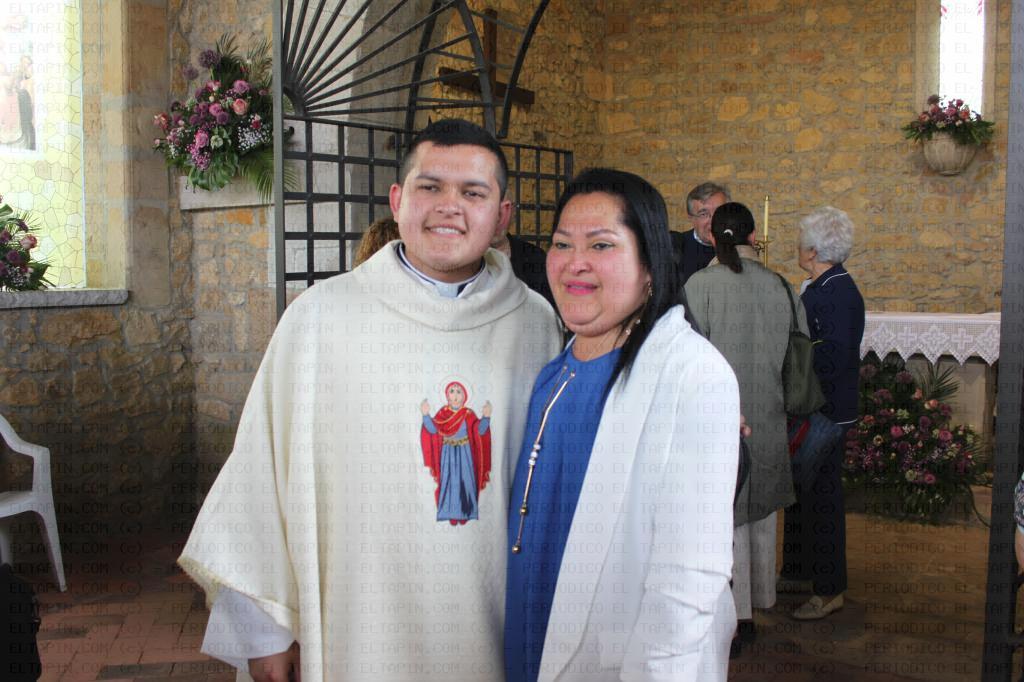 El Tapin - El sacerdote, Steven Betancourt, da las gracias a los feligreses por su acogida durante la misa de la Virgen de la Cabeza en Meres