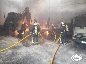 El Tapin - Los Bomberos del SEPA controlan un incendio en una nave municipal de Siero
