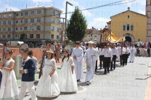El Tapin - Una treintena de menores que realizaron su Primera Comunión participaron en la misa y procesión del Corpus de Lugones