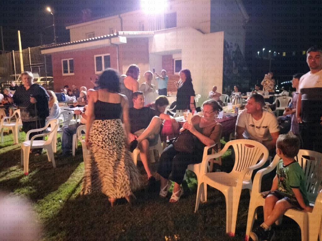 El Tapin - La Asociación de Vecinos de San Miguel de Villardeveyo entregó el bollo y celebró la hoguera de San Juan