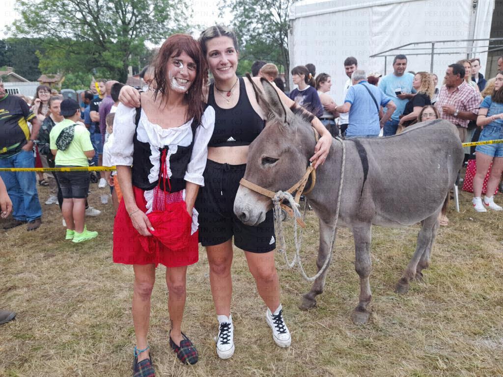 El Tapin - Las hermanas Mirella y Eliana ganaron la Carrera de Burros de las fiestas de Collao
