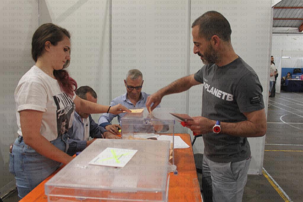 El Tapin - Siero abrió los colegios electorales con total normalidad