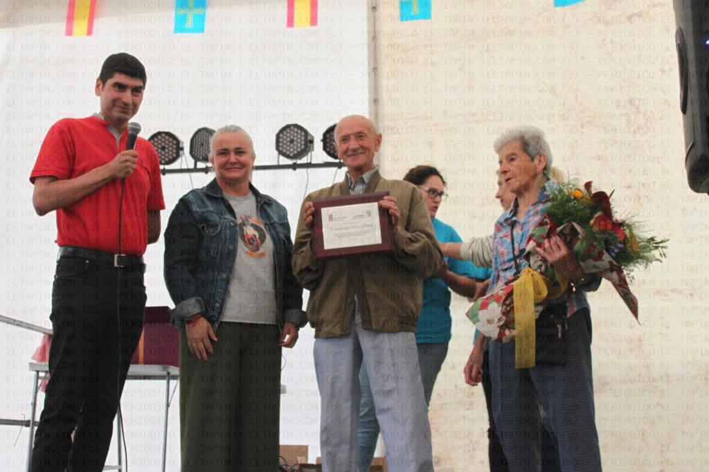 El Tapin - La Asociación de Vecinos de Pruvia homenajeó a Santiago Pérez y Longina García