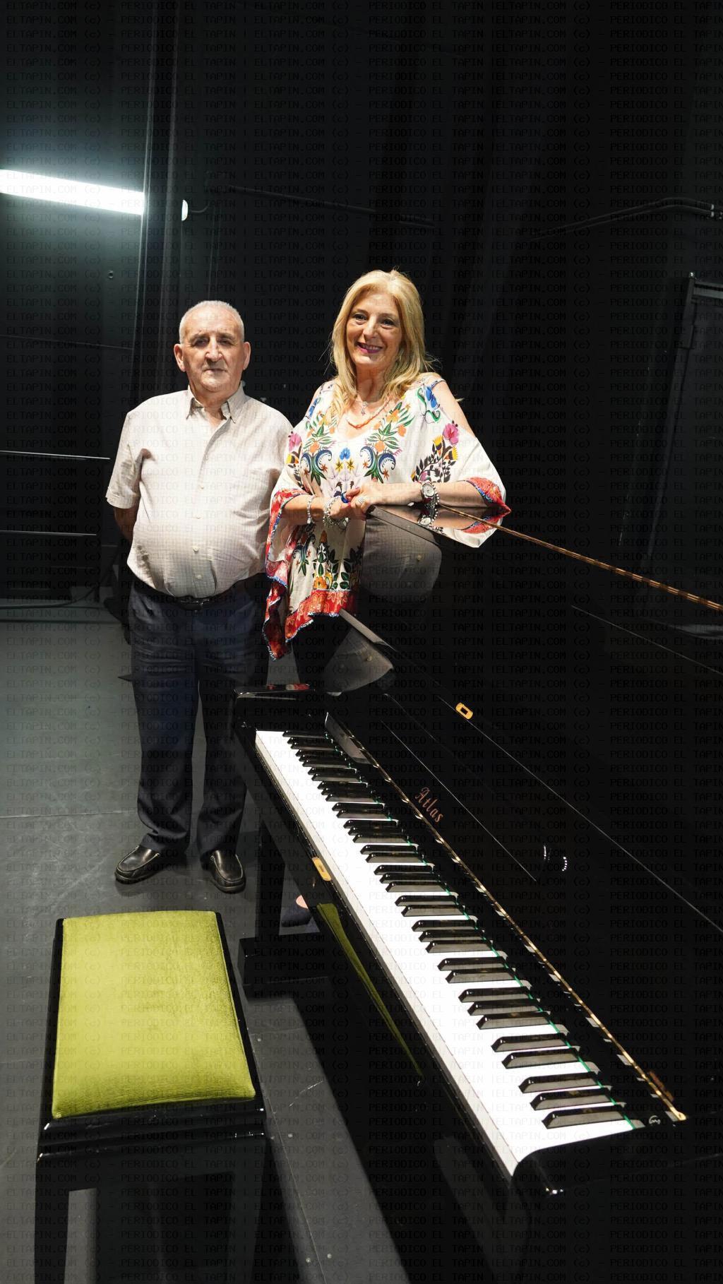 El Tapin - Un vecino de Pola dona un piano de pared a la Fundación Municipal de Cultura 