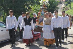 El Tapin - Malena Sánchez y Cristina Villa fueron las romeras encargadas de portar el ramo en la misa de las fiestas de Nuestra Señora del Rosario en Muñó