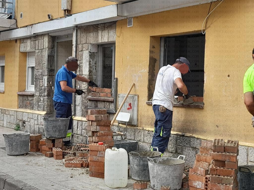 El Tapin - Operarios de la entidad bancaria tapian una de las casas ocupadas de Villa