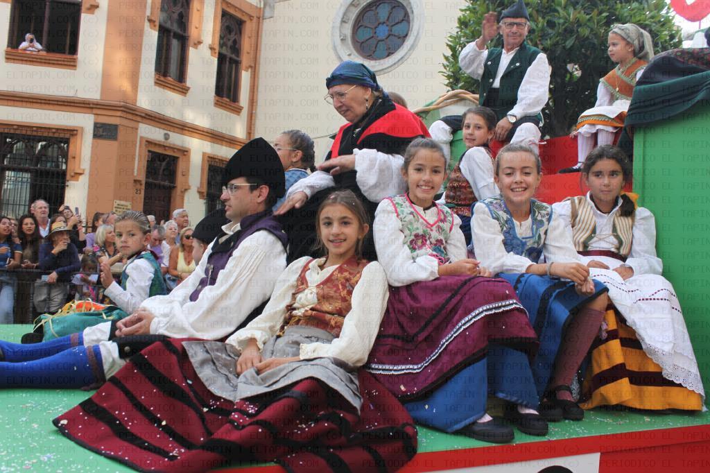 El Tapin - Los Sidros, Cabezudos, agrupaciones folclóricas y la carroza ganadora de Valdesoto participaron en el desfile del Día de América, en Oviedo