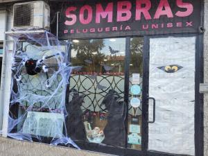 El Tapin - La Peluquería Sombras sorprende a sus clientes y a los vecinos con la espectacular decoración de Halloween