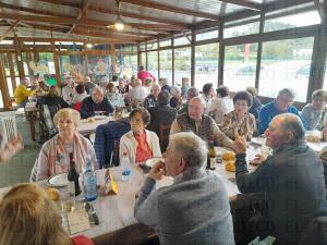 El Tapin - Los amigos y vecinos de Villabona se reunieron en el Bar La Vega en una comida de hermandad