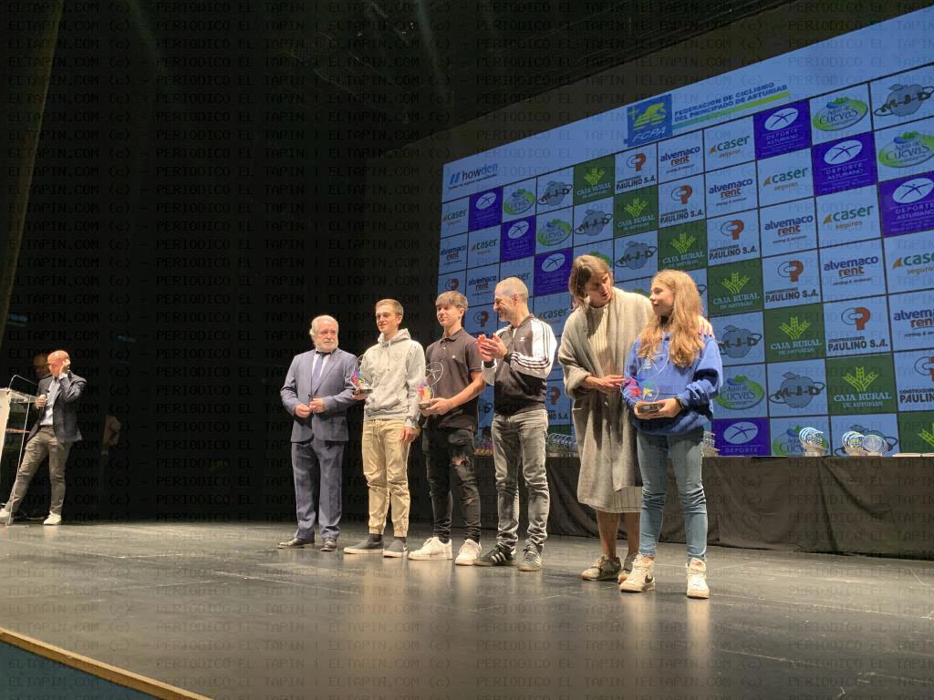 El Tapin - El Centro Polivalente Integrado de Lugones acogió la Gala de la Federación de Ciclismo de Asturias 