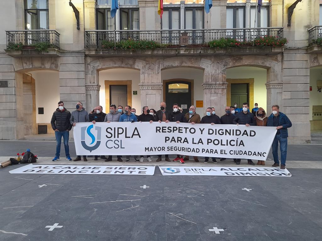 El Tapin - El Sipla se volvió a concentrar en la plaza del Ayuntamiento de Siero aprovechando la vuelta a la presencialidad de los plenos