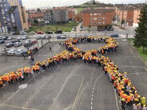 El Tapin - El IES Astures de Lugones realizó una marcha solidaria a favor de la Asociación Galbán