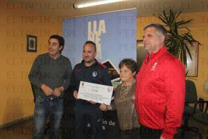 El Tapin - El Ayuntamiento de Llanera y el club Llanera Atletismo entregaron a la Asociación ELA los 3.595 euros que se recaudaron en la San Silvestre