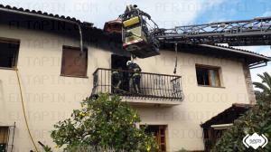 El Tapin - Tres personas intoxicadas por inhalación de humo en el incendio de una vivienda en La Vega
