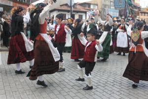 El Tapin - El Desfile Tradicional de Güevos Pintos llenó de gente las calles de La Pola