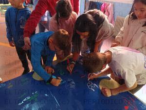 El Tapin - Globos azules y puzles sirven en el colegio de La Ería para conmemorar el Día del Autismo