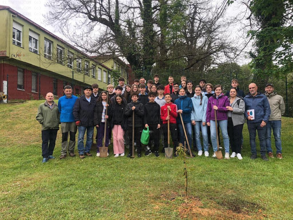 El Tapin - Los alumnos de intercambio del centro Henfling Gymnasium con el IES Juan de Villanueva realizaron una plantación de robles