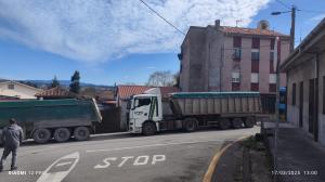 El Tapin - Un camión arranca los cables de teléfono en Cayés