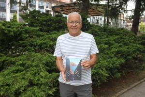 El Tapin - El escritor, Manuel Menéndez, presenta su libro “Tumbas en la Costa”, el 4 de septiembre en Casa de Cultura de Lugo de Llanera