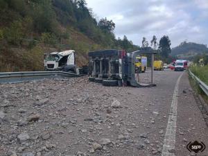 El Tapin - Herido un varón con el camión en el que circulaba en la AS-17, en Siero