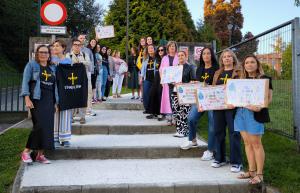 El Tapin - Los maestros de los colegios Hermanos Arregui y Celestino Montoto, en Pola de Siero, se manifiestan reclamando las mejoras que no han llegado