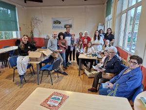El Tapin - La Asociación de Vecinos de Santa Cruz crea el Rincón Literario en el Centro Social