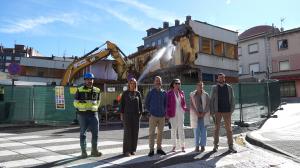 El Tapin - Comienzan las obras de demolición del edificio de la antigua Escuela de Adultos de Pola de Siero