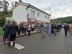 El Tapin - Más de 100 personas se concentran para exigir un médico sustituto para el consultorio de Villabona