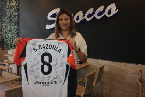 El Tapin - El Sirocco Coffee and Bar y la ONG Enlazando Vidas sortean una camiseta del Real Oviedo firmada por todos los jugadores para ayudar en India