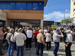 El Tapin - Cerca de 300 vecinos se concentraron a las puertas del centro de salud de Lugones para demandar que se cubran las 9 plazas de los médicos
