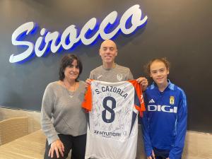 El Tapin - Daniel Burón se llevó la camiseta firmada por todos los jugadores del Real Oviedo, que sortearon el Sirocco Coffee and Bar y la ONG Enlazando Vidas