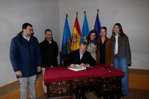 El Tapin - El Rey de España, Felipe VI, firmó en el Libro de Honor del Ayuntamiento de Siero 