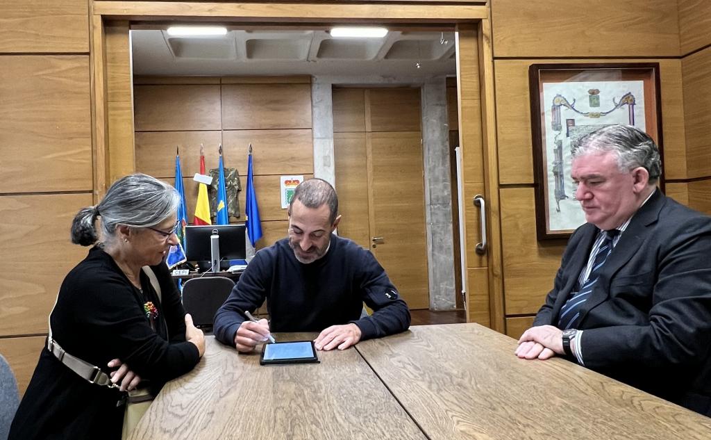 El Tapin - Siero Musical y el Ayuntamiento firmaron el convenio de la subvención para favorecer la formación de músicos en el concejo