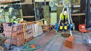 El Tapin - Avanzan a buen ritmo las obras de mejora del colector general de Pola de Siero  en el barrio de La Isla