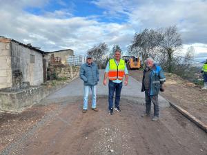 El Tapin - Siero mejora un camino de Cabriles, en la parroquia de Santiago de Arenas