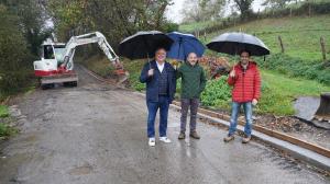 El Tapin - Iniciados los trabajos de pavimentación de un tramo del camino principal de Huergo, en la parroquia de Anes