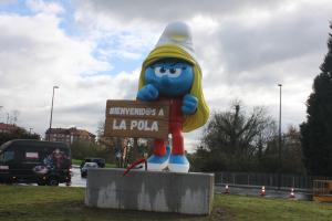 El Tapin - La Pitufa Karateca da la bienvenida en La Pola