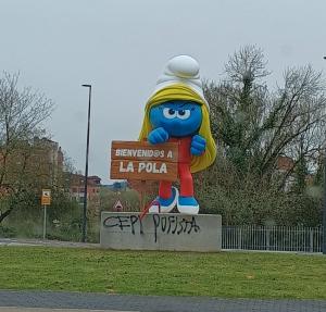 El Tapin - Vandalizan la imagen de la “Pitufina Karateca” colocada en la rotonda de los accesos a Pola de Siero desde la Autovía Minera