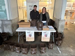 El Tapin - Siero repartió cubos domésticos y bolsas compostables en el mercado semanal de Pola de Siero