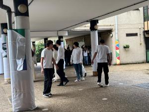 El Tapin - Los alumnos de 1º de Bachillerato del IES Llanera recordaron a las victimas de la violencia machista con una intervención artística