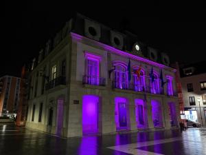 El Tapin - La fachada del Ayuntamiento de Siero se ilumina con motivo del Día Internacional de la Eliminación de la Violencia contra la Mujer