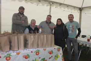 El Tapin - Tiñana celebró el Día del Socio con la entrega del bollo y la botella de sidra