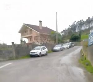 El Tapin - Malestar en Castañera por el gran volumen de vehículos que aparcan en la zona del cohousing  