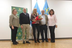 El Tapin - Se clausura el XXXII Mes Cultural de El Berrón y se entrega el bollo y la botella de vino