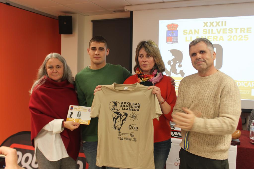 La familia de Josema González recibió el Dorsal 0 de la XXXII San Silvestre Solidaria de Llanera