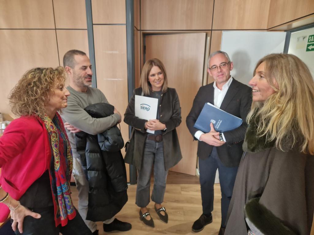 El Principado encargará un estudio para analizar la posible ampliación del Colegio Público La Fresneda