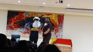 El Tapin - Los alumnos de 2º de ESO del IES Astures de Lugones disfrutaron de la representación teatral: “Ahora mismitos”