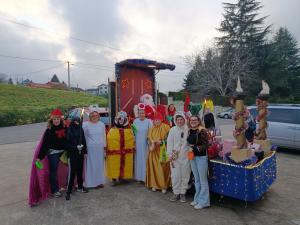 El Tapin - Papá Noel y el Paje de los Reyes Magos visitaron Hevia